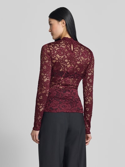 Frauenmodel trägt Slim Fit Longsleeve aus floraler Spitze Modell 'Lacey' von YAS in Dunkelrot, semitransparentes Design, Rückansicht, Ganzkörperansicht Rückansicht.