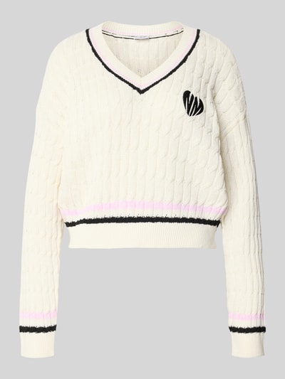 Produktfoto, cremefarbener Strickpullover mit Zopfmuster, V-Ausschnitt, schwarzen und rosa Streifen, Modell 'MAKI' von Noisy May, Baumwoll-Mix, Regular Fit