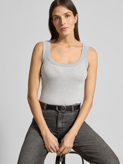 Vrouwenmodel draagt Tanktop met geribde ronde hals van Marc Cain in slim fit, grijs, gladde textuur, ruglengte maat 36: 45 cm, close-up bovenlichaam vooraanzicht.