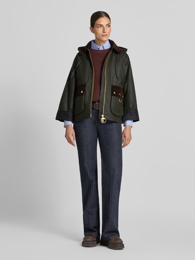 Frauenmodel trägt Regular Fit Funktionsjacke aus reiner Baumwolle Modell 'CARVILLE' von Barbour, dunkle Farben, strukturierte Oberfläche, Ganzkörperansicht von vorne, Damen Funktionsjacke von Barbour.