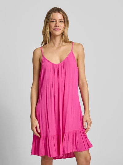 Frauenmodel trägt Minikleid aus Viskose mit tiefem Rückenausschnitt von Shiwi in Pink, A-Linie, verstellbare Träger, Ganzkörperansicht von vorne.