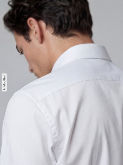 Männermodel trägt weißes Slim Fit Businesshemd aus Twill von Jake*s mit Kentkragen, reine Baumwolle, Detailaufnahme Rückenansicht
