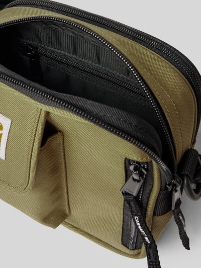 Produktfoto, Umhängetasche mit Label-Patch von Carhartt Work In Progress, olivgrünes Material, Reißverschlusstasche, Hauptfach, verstellbarer Schulterriemen, Maße 16 cm Breite, 17 cm Länge, 6 cm Tiefe, Schulterriemen 71 cm