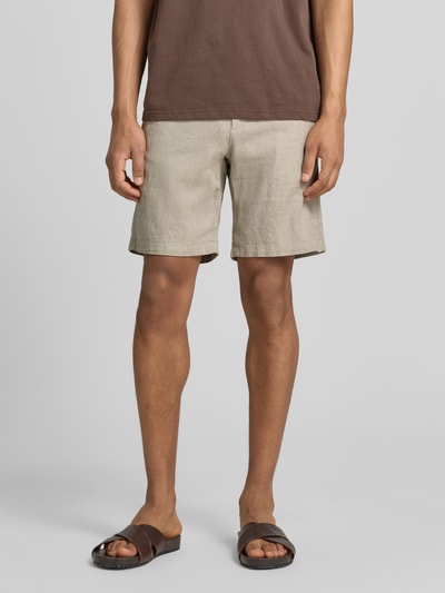Mężczyzna model nosi Slim Fit Bermudas aus Baumwoll-Leinen-Mix Modell 'BRODY' von SELECTED HOMME, efekt: jednolity kolor, krój slim fit, aplikacja z metką, detale: szlufki na pasek, zapięcie na guzik i ukryty zamek błyskawiczny, tunel, wpuszczana kieszeń, kieszenie z tyłu, mieszanka bawełny i lnu, Ganzkörperansicht von vorne.