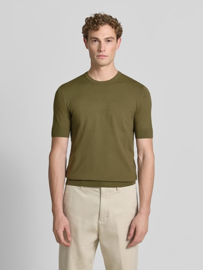 Męski model nosi Slim Fit T-Shirt aus Feinstrick Modell 'SAN CARL-CV' od HUGO w oliwkowym kolorze, gładka faktura, Ganzkörperansicht von vorne.