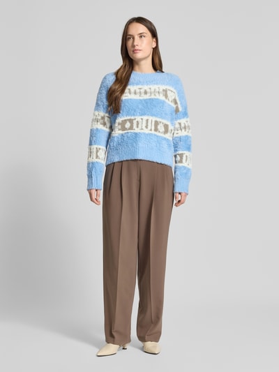 Frauenmodel trägt Regular Fit Pullover in Strick-Optik mit Logo-Stitching von Oui in Blau und Beige, Rundhalsausschnitt, Ganzkörperansicht von vorne.
