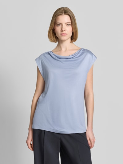 Frauenmodel trägt Relaxed Fit T-Shirt aus reiner Viskose von s.Oliver BLACK LABEL, Optik: Unifarben, Wasserfall-Ausschnitt, Ganzkörperansicht von vorne.