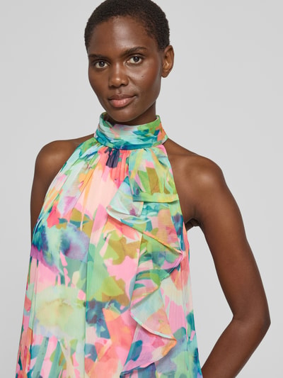 Frauenmodel trägt Cocktailkleid mit Stehkragen und Volants von Adrianna Papell, bunte Farben, Allover-Look, A-Linie, Nahaufnahme Oberkörper.