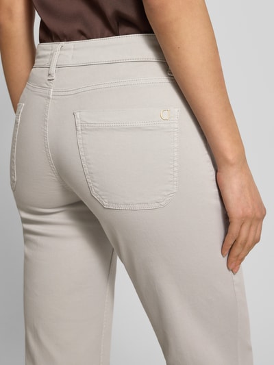 Frauenmodel trägt Cropped Jeans mit Bügelfalten und Eingrifftaschen von Cambio aus Baumwoll-Mix mit Stretch-Anteil, Detailaufnahme Rückansicht.