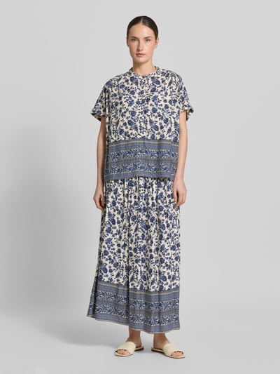 Frauenmodel trägt Maxirock aus Viskose im Allover-Look Modell 'Myra' von LOLLYS LAUNDRY in Blau-Beige mit A-Linie, Ganzkörperansicht von vorne. Kontext: Damen Maxirock, Reine Viskose, Modell 'Myra', Bundweite Größe S 42 cm, Gesamtlänge Größe S 92 cm.