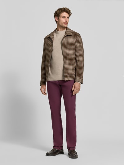 Męski model nosi Straight Fit Jeans aus elastischem Baumwoll-Mix Modell 'Lyon' von Pierre Cardin, kolor bordowy, 5 kieszeni, szlufki na pasek, zapięcie na guzik i zamek błyskawiczny, Szerokość w rozmiarze 32/34: 41 cm, Długość wewnętrzna nogawki: 86 cm, mieszanka bawełny i elastanu, Ganzkörperansicht von vorne