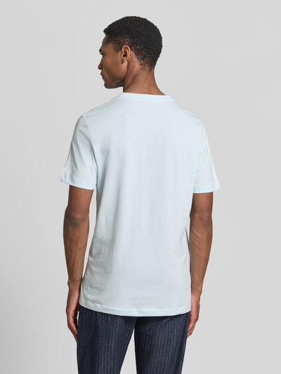Männermodel trägt Regular Fit T-Shirt aus reiner Baumwolle von s.Oliver RED LABEL, Optik: Unifarben, Ganzkörperansicht Rückansicht.
