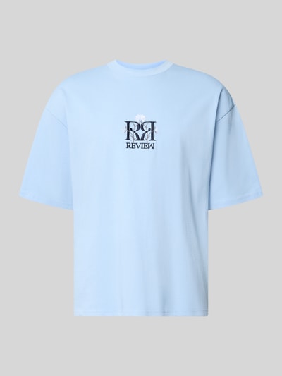 Produktfoto, T-Shirt mit Label-Stitching und Rundhalsausschnitt von REVIEW, jasnoniebieska bawełna, krój relaxed fit, wyhaftowane logo, okrągły dekolt, Długość tyłu w rozmiarze M: 69 cm