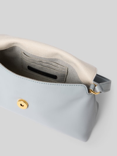Produktfoto, torba na ramię Umhängetasche mit Label-Detail Modell 'SFERA' od FURLA, błękitna, główna przegroda z brzegiem, zapięcie na zatrzask, detal z logo, regulowany pasek na ramię, Szerokość w rozmiarze 1: 23 cm, długość w rozmiarze 1: 14 cm, głębokość w rozmiarze 1: 9 cm, długość paska: 110 cm, gładka tekstura, złote okucie