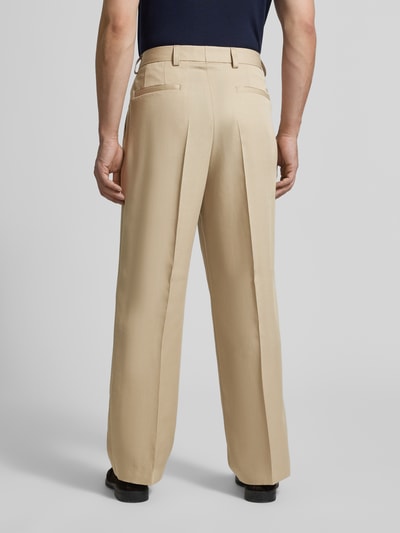 Männermodel trägt Wide Leg Bundfaltenhose aus Lyocell Modell 'C-PAT-BB-DPL-262' von BOSS, Optik: Unifarben, Ganzkörperansicht Rückansicht