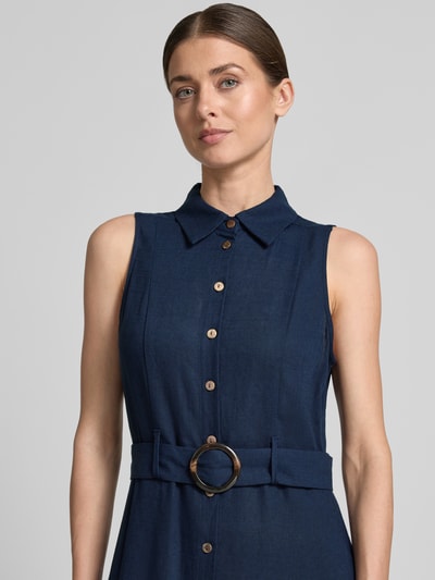 Frauenmodel trägt Maxikleid aus Viskose-Mix mit Gürtel von Apricot in Dunkelblau, Hemdblusenkragen, Knopfleiste, Taillierter Schnitt, Nahaufnahme Oberkörper.