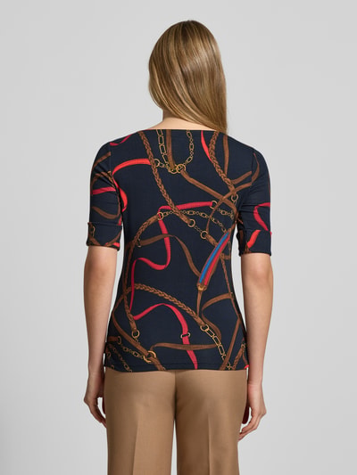 Frauenmodel trägt T-Shirt im Allover-Look Modell 'JUDY' von Lauren Ralph Lauren, dunkle Farben, Kettenmuster, Baumwoll-Elasthan-Mix, Slim-Fit, Rückenansicht