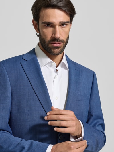 Männermodel trägt 2-Knopf-Sakko mit Reverskragen von bugatti in Blau, Material-Mix mit Stretch, Struktur, Nahaufnahme Oberkörper.
