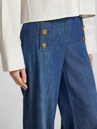 Vrouwenmodel draagt Wide Leg Jeans met knopen model 'BRIDGET' van SEDUCTIVE in puur katoen met persplooien, detailopname heup.