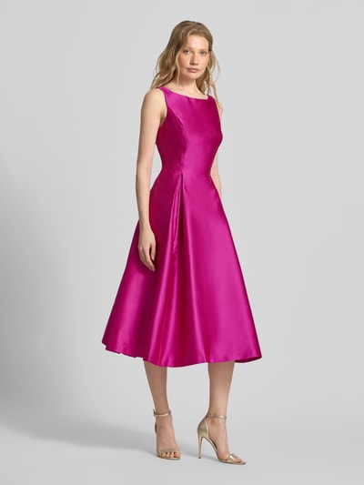Modelka nosi knielanges Cocktailkleid mit Rundhalsausschnitt od Adrianna Papell z satyny, taliowany krój, długość do kolan, okrągły dekolt, długość tyłu w rozmiarze 36: 95 cm, szerokość klatki piersiowej w rozmiarze 36: 43 cm, widok całej sylwetki z przodu.