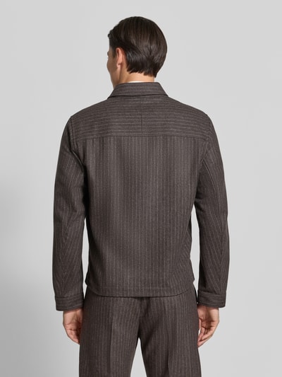 Männermodel trägt Regular Fit Jacke aus Woll-Mix mit Umlegekragen Modell 'Barnaby' von Tiger of Sweden, braun mit feinem Streifenmuster, Rückenlänge 66 cm, Schulterbreite 44 cm, Brustweite 56 cm, Ärmellänge 66 cm, Ganzkörperansicht Rückansicht.