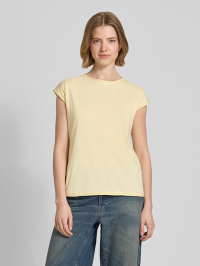 Frauenmodel trägt T-Shirt mit Rundhalsausschnitt und Rollsaum von Christian Berg Woman in Hellgelb, Regular Fit, aus reiner Baumwolle, Ganzkörperansicht von vorne.