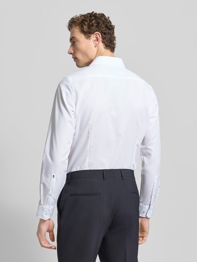 Męski model nosi Slim Fit Businesshemd aus Popeline von Seidensticker, jednokolorowy, bawełna, kołnierzyk typu kent, mankiety sportowe; całkowita sylwetka widziana od tyłu.