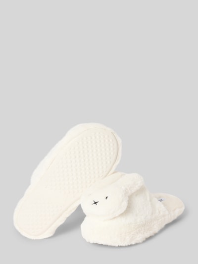 Produktfoto, weiße Hausschuhe aus Kunstfell Modell 'Miffy' von DAISY STREET mit Motiv-Design und abgerundeter Passform, Absatzhöhe 3 cm.