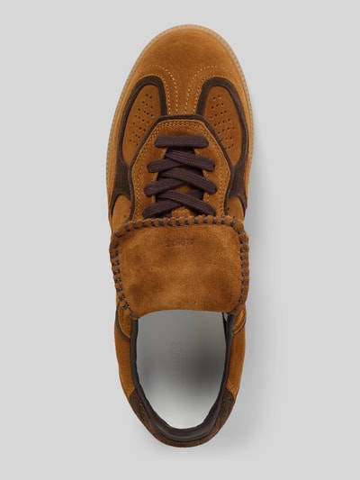 Produktfoto, Sneaker mit Schnürverschluss von ALOHAS aus Echtleder in Braun mit Label-Detail, strukturierter Sohle, abgerundete Spitze, Absatzhöhe 2 cm, Schafthöhe 6 cm, Schaftweite 7 cm.