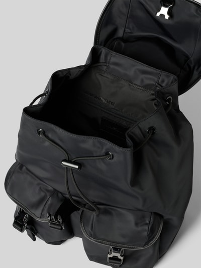 Produktfoto, Rucksack mit Label-Applikation von Emporio Armani in Schwarz, glatte Struktur, Hauptfach mit Überschlag und Tunnelzug, zwei Vordertaschen, Details zu Tragehenkel und verstellbaren Schulterriemen, Maße 30x34x15 cm, Länge Schulterriemen 91 cm.