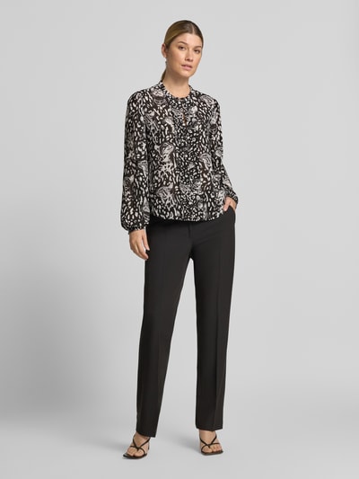 Frauenmodel trägt Regular Fit Langarmbluse mit Allover-Muster Modell 'REMIX SPORTS D' von Marc Cain in Schwarz-Weiß, Damen Langarmbluse, Ganzkörperansicht von vorne.