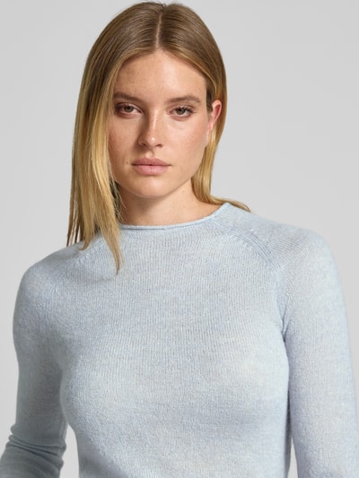 Vrouwenmodel draagt Slim Fit Pullover met Woll-Alpaka-Anteil van comma, lichtblauw, tricotlook, ronde hals, Materiaalmix, Nahaufnahme bovenlichaam. Ruglengte maat 36: 59 cm, mouwlengte: 67 cm.
