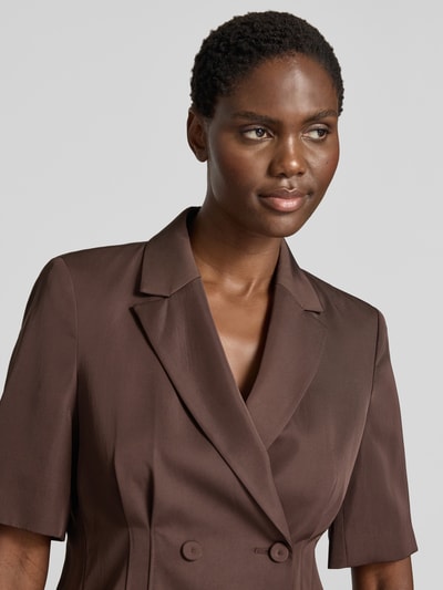 Männermodel trägt Blazer in tailliertem Schnitt mit 1/2-Arm von Christian Berg Cocktail, Mieszanka materiałów z lyocellem, efekt błyszczący, kołnierz z połami, zapięcie na guzik, dwurzędowy, długość tyłu w rozmiarze 36: 58 cm, Nahaufnahme górnej części ciała.