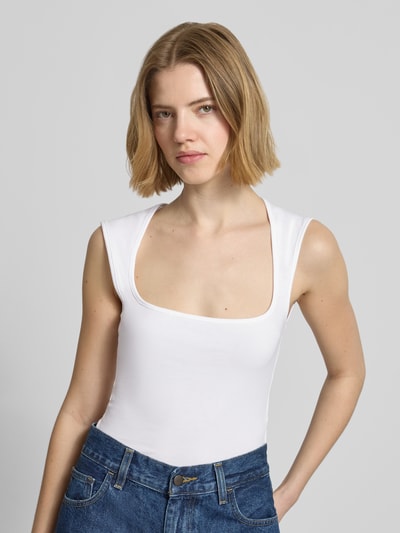 Frauenmodel trägt weißes Top mit Karree-Ausschnitt Modell 'ISABELLA GIGI' von JJXX aus Baumwoll-Mix mit Stretch-Anteil, Nahaufnahme Oberkörper.