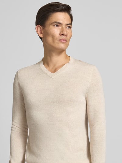 Männermodel trägt Strickpullover aus Woll-Mix mit V-Ausschnitt von Christian Berg Men, beige, Regular Fit, Nahaufnahme Oberkörper.
