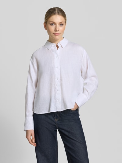 Modelka kobieca ma na sobie Regular Fit Hemdbluse aus reinen Leinen od Christian Berg Woman Selection, biała, długie rękawy, krój regular fit, kołnierzyk koszulowy, pełna listwa guzikowa, czysta len, faktura gładka, długość tyłu 64 cm, długość rękawa 56 cm, szerokie mankiety, luźny fason, widok całej sylwetki z przodu.