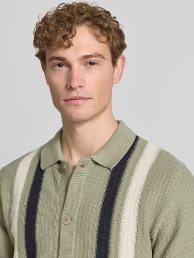 Männermodel trägt Cardigan mit Kentkragen und Knopfleiste von Lindbergh, Reine Baumwolle, Modern Fit, Nahaufnahme Oberkörper.