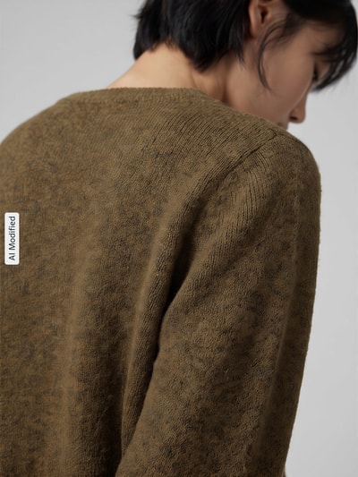 Kobieta nosi kardigan rozpinany Relaxed Fit Strickjacke aus Woll-Mix mit Alpaka-Anteil model 'LULU' od Selected, miękka brązowa tekstura, detalowe ujęcie pleców, kardigan damski, KI-modifiziertes Bild.