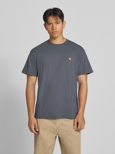 Männermodel trägt T-Shirt mit Label-Stitching und Rundhalsausschnitt von Carhartt Work In Progress, grau, Regular Fit, Baumwolle, Ganzkörperansicht von vorne.