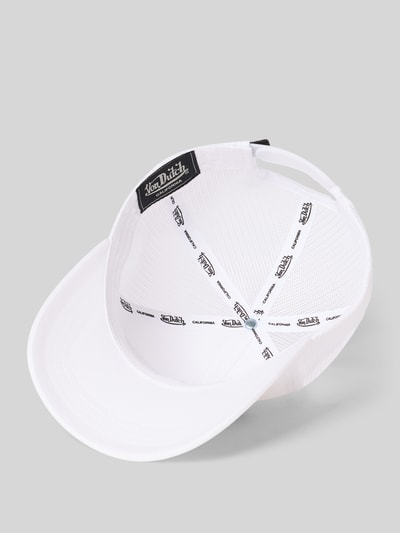 Produktfoto, Trucker Cap mit Logo-Stitching von Von Dutch aus Baumwoll-Mix, Mesh und Strapback-Verschluss in Weiß auf grauem Hintergrund.