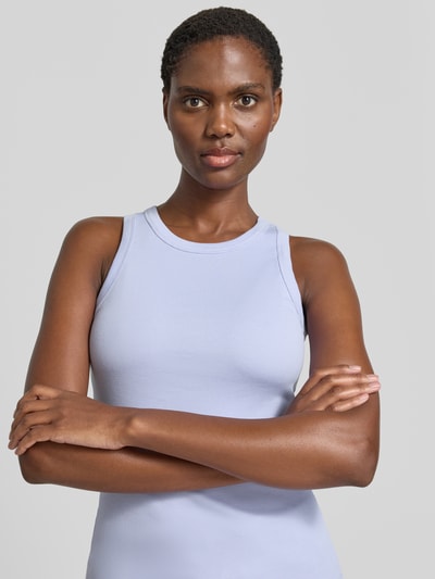 Frauenmodel trägt Slim Fit Tank Top aus Baumwoll-Mix Modell 'FRAGOLA' von MAX&Co. in hellem Blau, feine Rippenstruktur, Nahaufnahme Oberkörper.