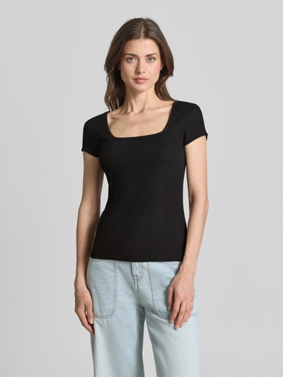 Frauenmodel trägt T-Shirt in Ripp-Optik mit Karree-Ausschnitt von JAKE*S STUDIO WOMAN, schwarze Farbe, Slim Fit, Nahaufnahme Oberkörper.