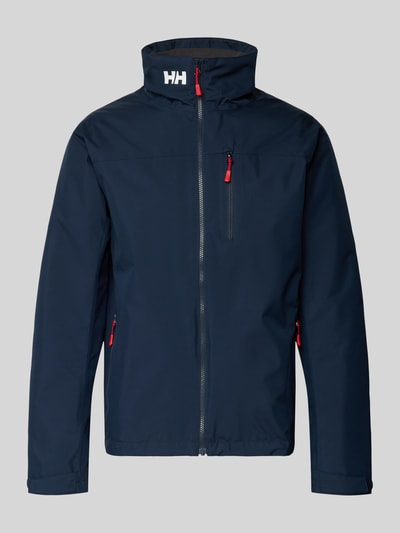Produktfoto, dunkelblaue Midlayer Jacke mit Stehkragen Modell 'CREW' von Helly Hansen, rote Reißverschlüsse, Logo-Print, glatte Oberfläche