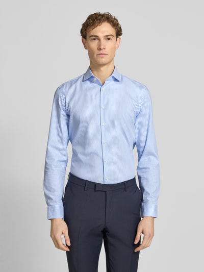 Männermodel trägt Slim Fit Business-Hemd mit Kentkragen van Jake*s, puur katoen, knoopsluiting, slim fit, ruglengte 78 cm, schouderbreedte 48 cm, mouwlengte 65 cm, lichtblauw-wit gestreept, gladde textuur, geheel vooraanzicht