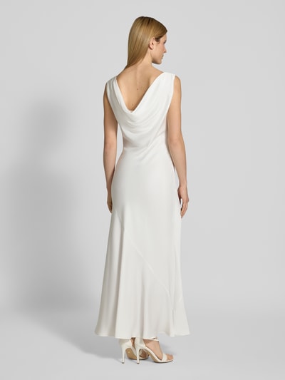 Frauenmodel trägt Brautkleid aus Satin mit Wasserfall-Ausschnitt von SWING, figurbetonter Schnitt, Maxikleid, Rückenlänge 152 cm, Brustweite 44 cm, weiße Farbe, glatte Satin-Textur, Ganzkörperansicht Rückansicht.