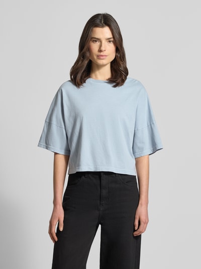 Vrouwenmodel draagt Boxy Fit T-Shirt met overgesneden schouders model 'KUSIA' van Drykorn, katoen, ronde hals, lichtblauw, vooraanzicht bovenlichaam
