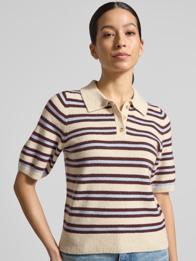 Modelka nosi Regular Fit Strickpullover mit Woll-Anteil Modell 'CANNA' von Vero Moda, krój regular fit, wielobarwny, pasiasty, dzianina z wełną, kołnierzyk polo, rękaw 1/2, prążkowane wykończenia, ujęcie z przodu, zbliżenie górnej części ciała.