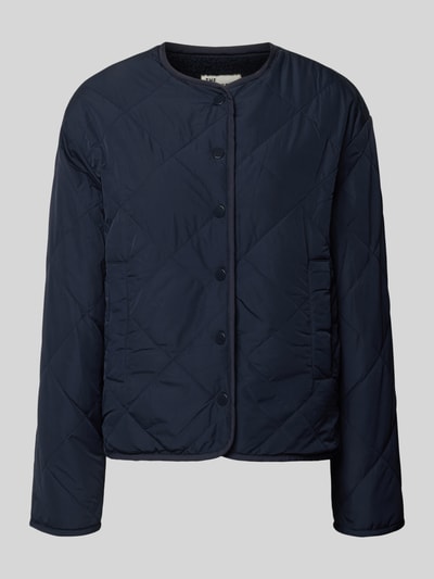 Produktfoto, granatowa kurtka pikowana 'Steppjacke mit Rundhalsausschnitt und Eingrifftaschen' od Lanius, krój regular fit, okrągły dekolt, listwa guzikowa, wpuszczane kieszenie, Długość tyłu w rozmiarze 36: 60 cm, Szerokość ramion w rozmiarze 36: 54 cm, Szerokość w rozmiarze 36: 56 cm, Długość rękawów w rozmiarze 36: 60 cm
