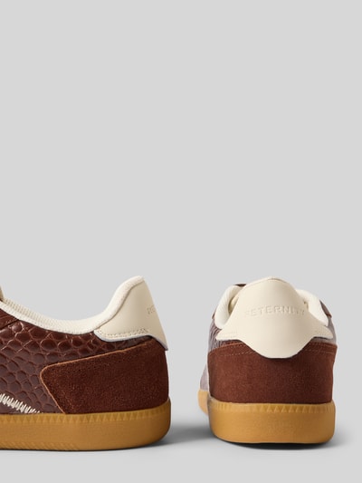 Produktfoto, Sneaker aus echtem Leder Modell 'L’ÉQUIPE' von RETERNITY, braune und cremefarbene Töne, strukturierte Sohle, abgerundete Passform, Schnürverschluss, echtes Leder, Sohle 2 cm, Schafthöhe 8 cm, Szerokość w rozmiarze 44: 10 cm, teksturowane powierzchnie