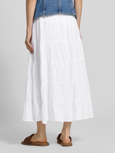 Frauenmodel trägt Regular Fit Volant Midi-Rock aus reiner Baumwolle Modell 'KELLY' von Only, Optik: Unifarben, Flammgarn, Midi-Länge, Bundabschluss: elastisch, Materialverarbeitung: Flammgarn, Ganzkörperansicht Rückansicht.